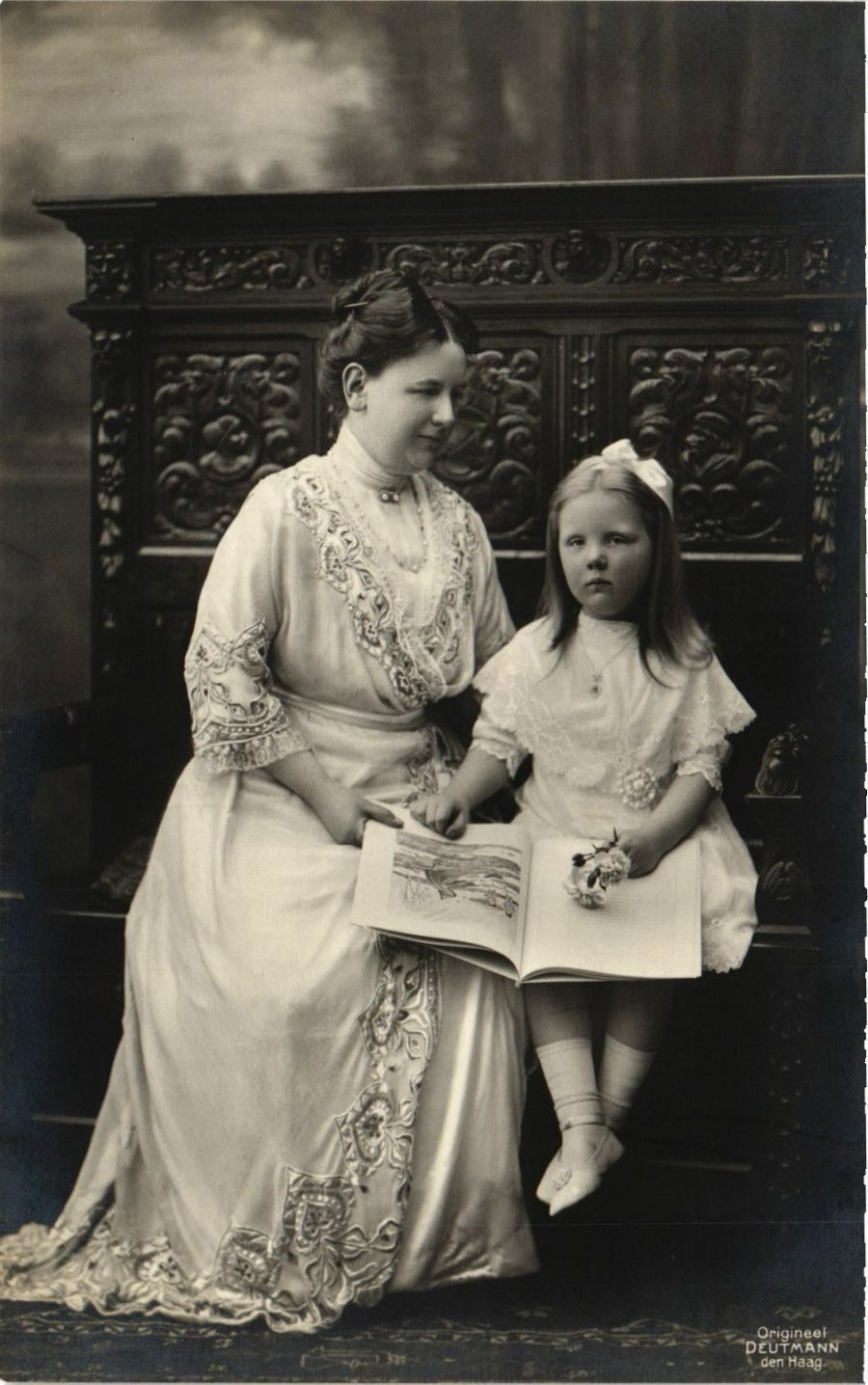 CPA AK Queen Wilhelmina with Crown Princess Juliana DUTCH ROYALTY (784102)