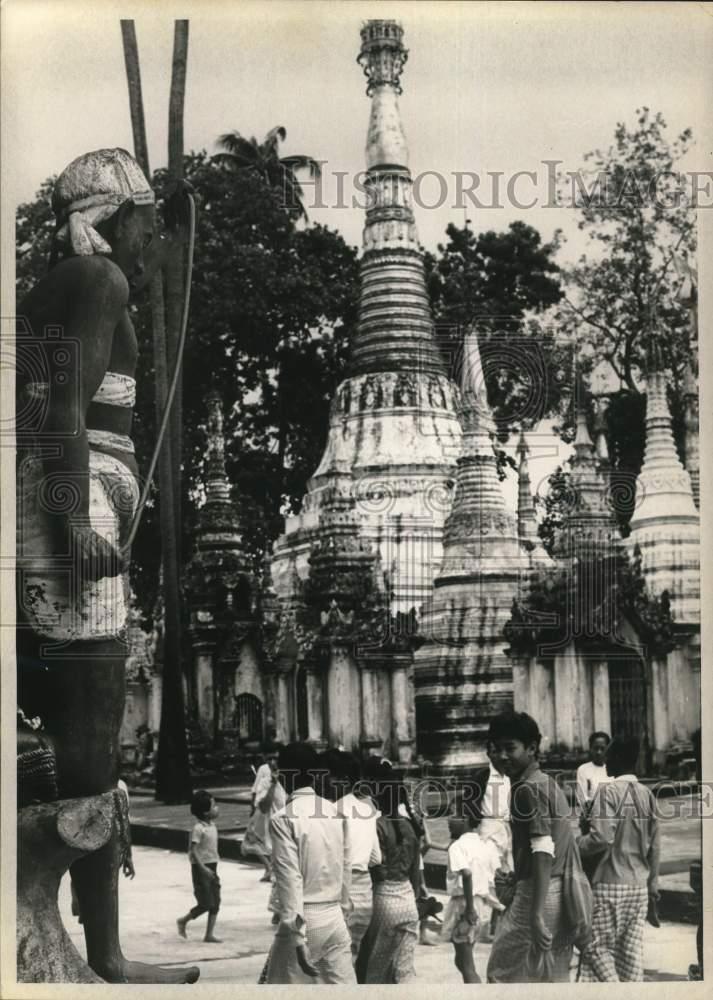 1970 Press Photo Glittering Shwedagon Pagoda in Rangoon, Burma - hpa20503