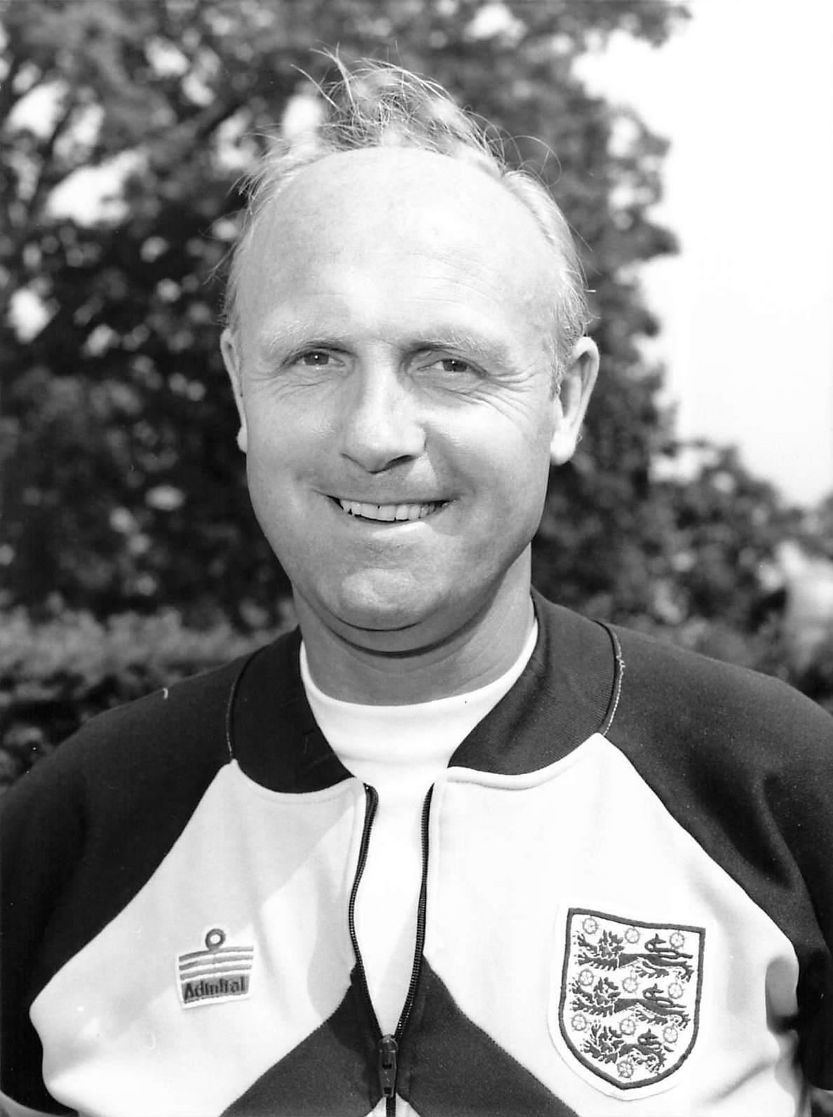 1982 Press Photo DON HOWE Arsenal Coach England Football Team World Cup Squad kg