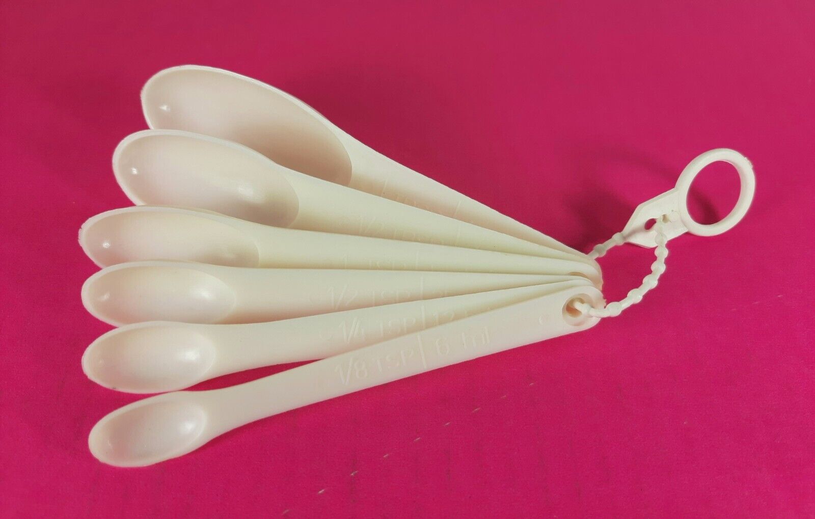 Vintage Measuring Spoons Set of 6 / Teaspoon Tablespoon Milliliters Plastic 