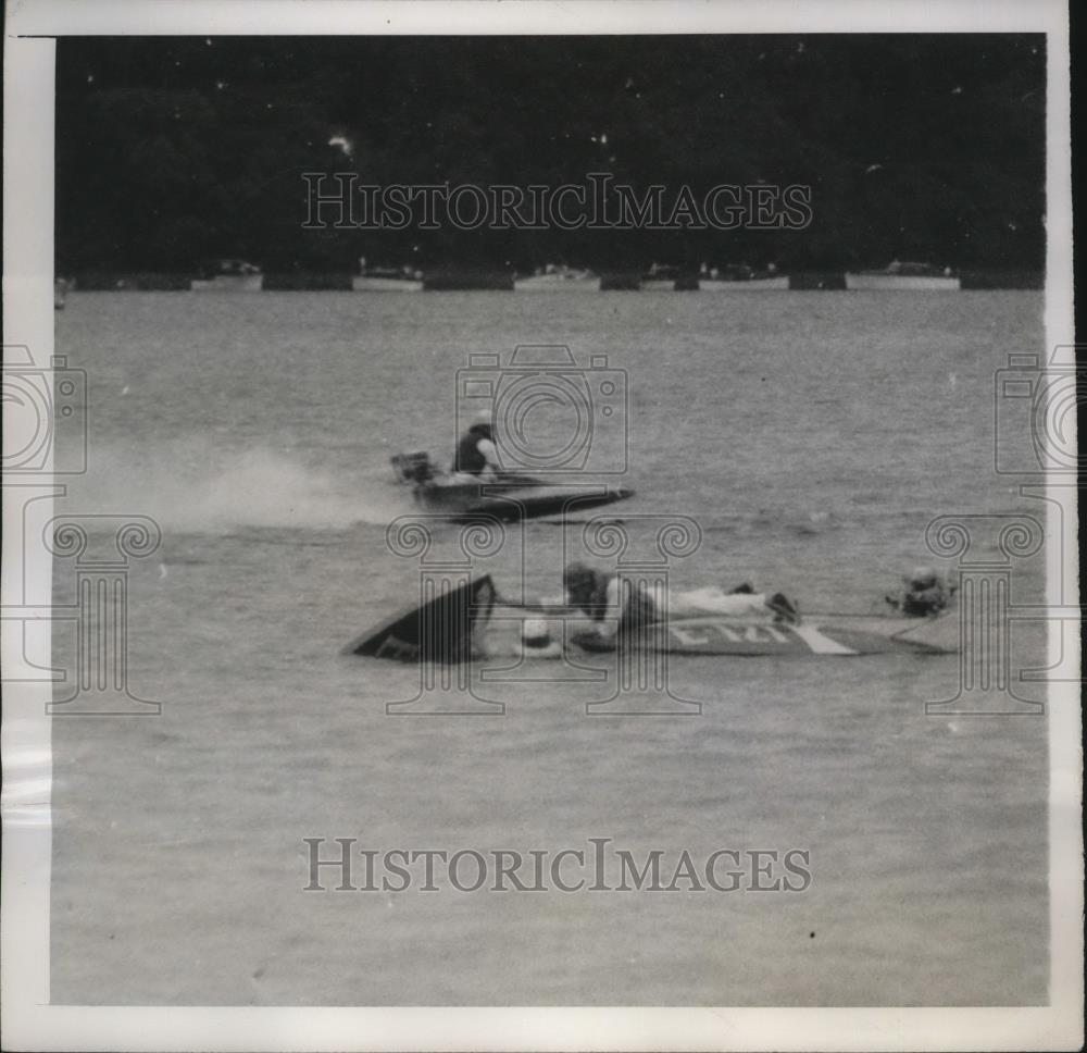 1948 Press Photo Skiff Connor and Lawrence Buedel collide in Red Bank NJ race