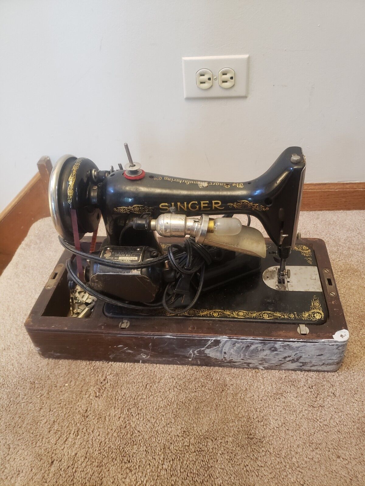 Singer Sewing Machine Model 99: w/ Foot Pedal In Lock Case + Key Portable 1920s