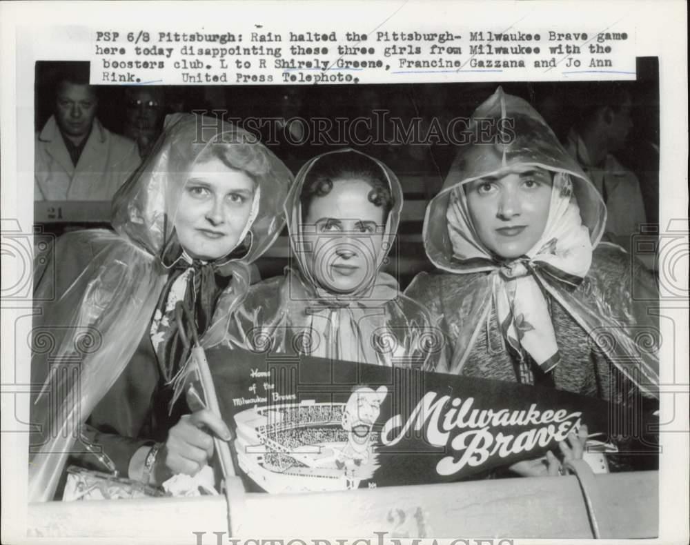 1957 Press Photo Milwaukee Braves fans wait out the rain in Pittsburgh PA