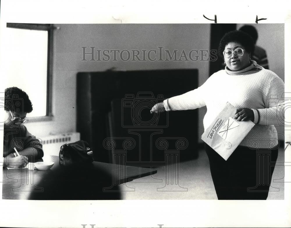1989 Press Photoc Lena M.Jackson conduct meeting about utility bills at CMHA