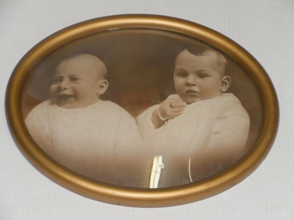 ANTIQUE VINTAGE WOOD OVAL FRAME CONVEX GLASS PICTURE OF 2 BABIES EARLY 1900\'S