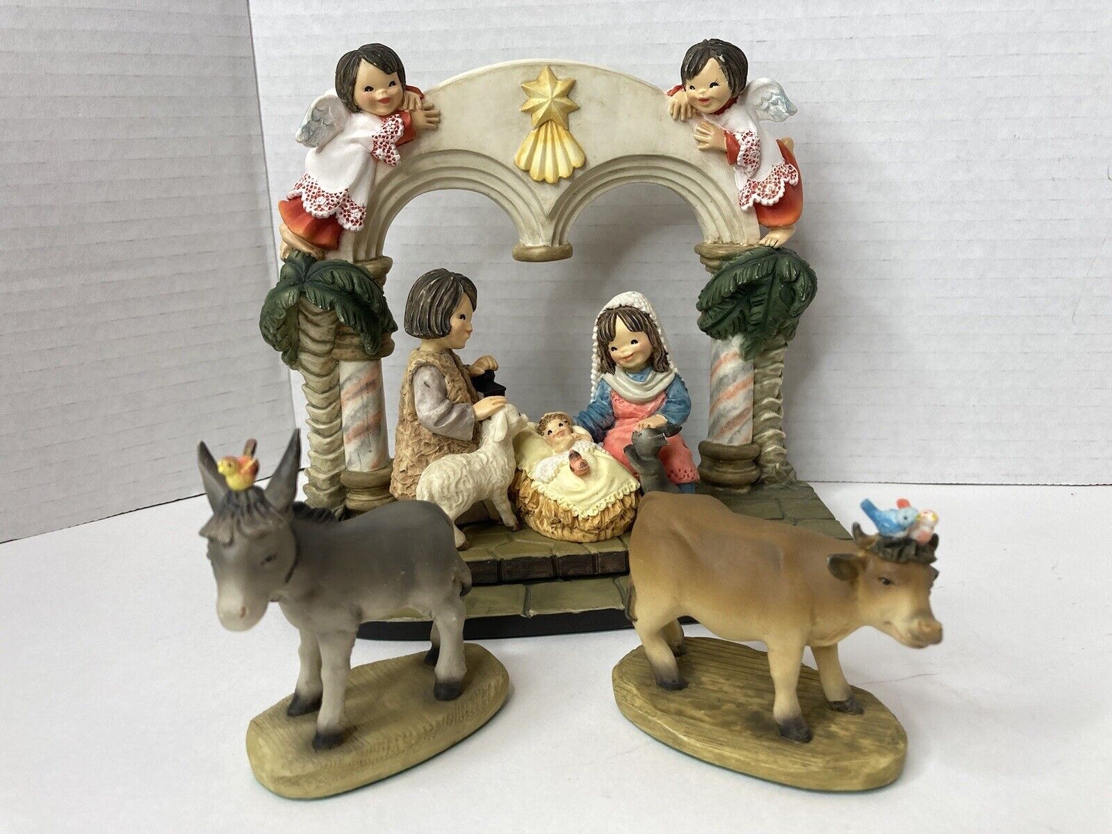 TORIART BY ANRI HAND-PAINTED NATIVITY ARCH/STAND & HOLY FAMILY ON BASE 4pc