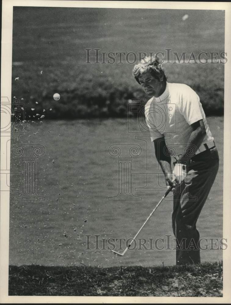 1973 Press Photo Golfer Doug Sanders blasts out of sand on #17 - hcs10484