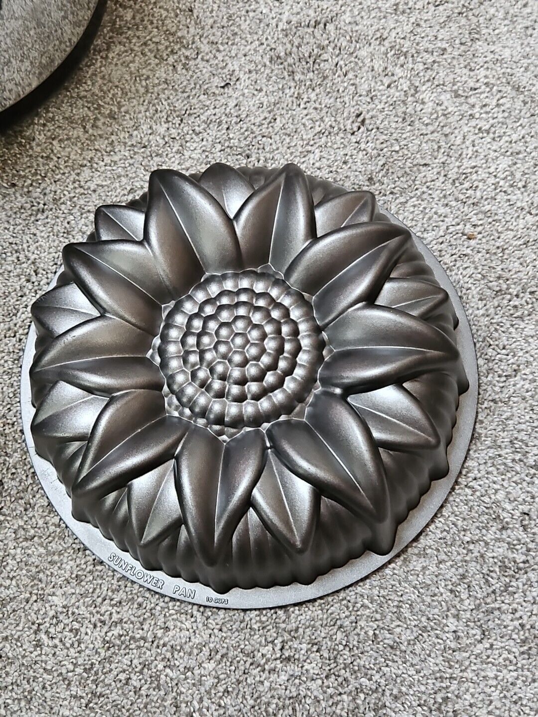 Nordic Ware USA Sunflower 10 Cup Bundt Cake Pan