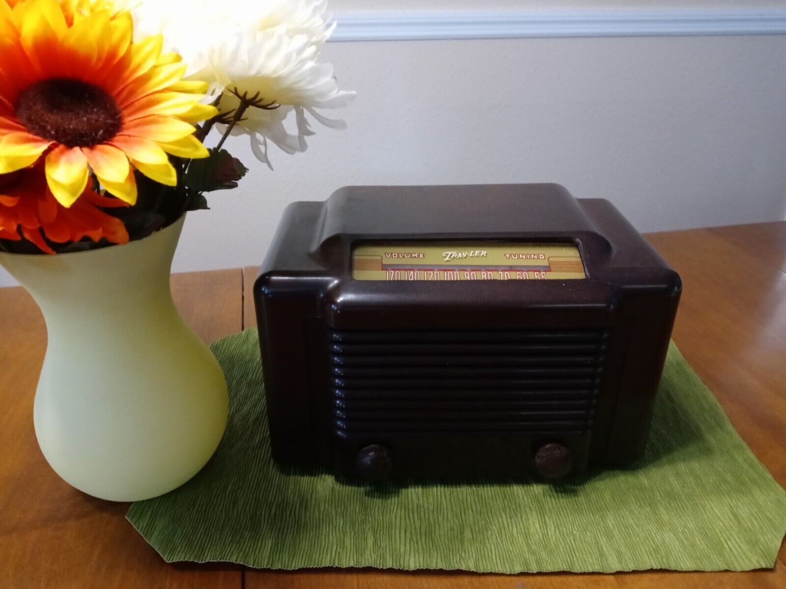 Vintage 1940s Trav-Ler Karenola Model 5015 Bakelite Tube Radio  - BEAUTY