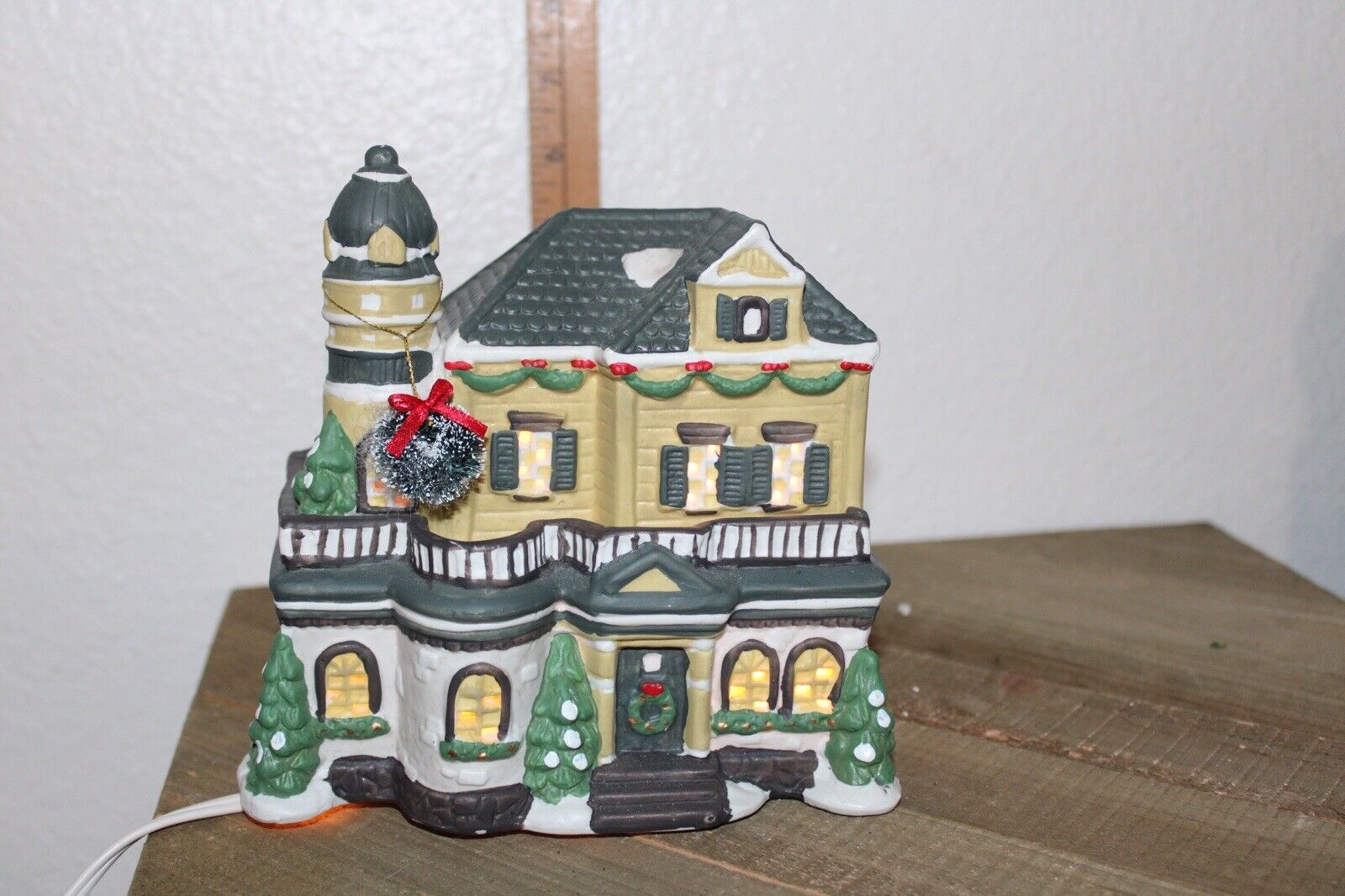 Unbranded Christmas Victorian Village House with Wreath Lights up