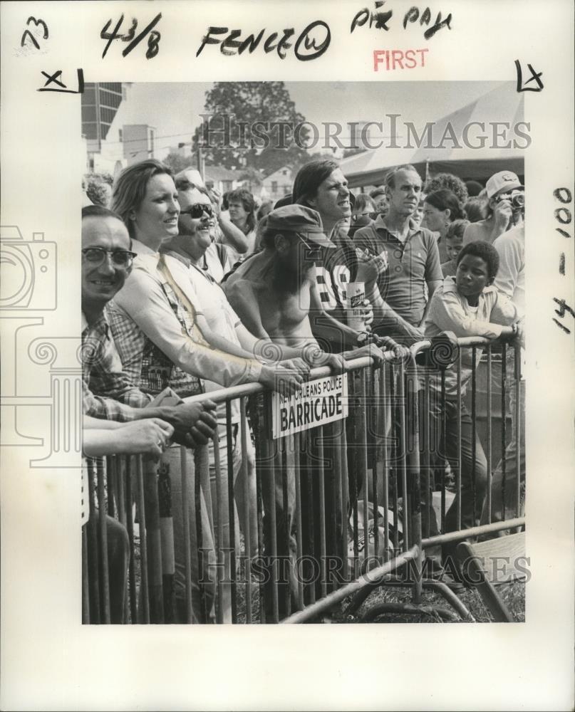 1977 Press Photo New Orleans Jazz and Heritage Festival- visitors at Festival