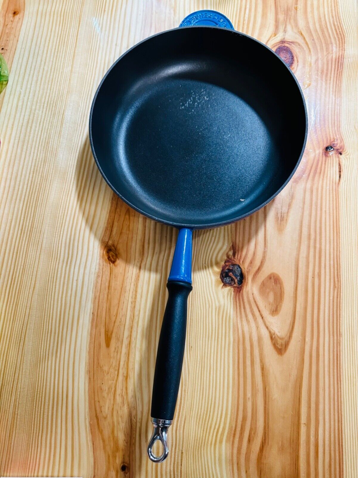le creuset 28 cast iron blue frying pan/skillet with phenolic handle