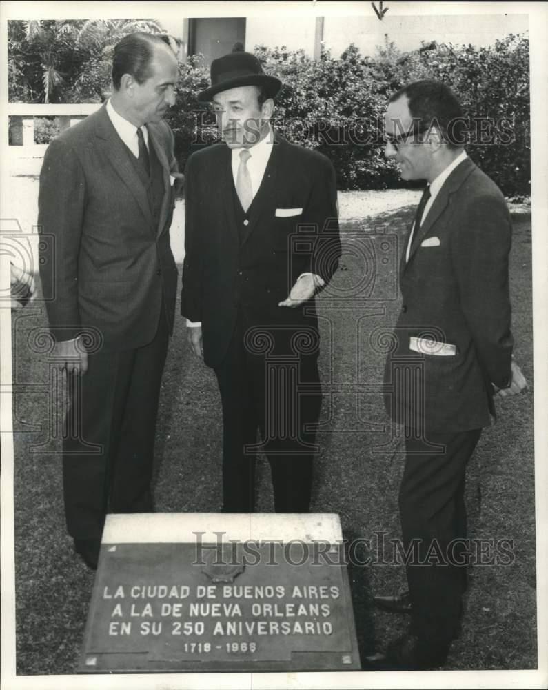 1968 Press Photo Gen. Manuel Iricibar & Victor Schiro view plaque, Duncan Plaza