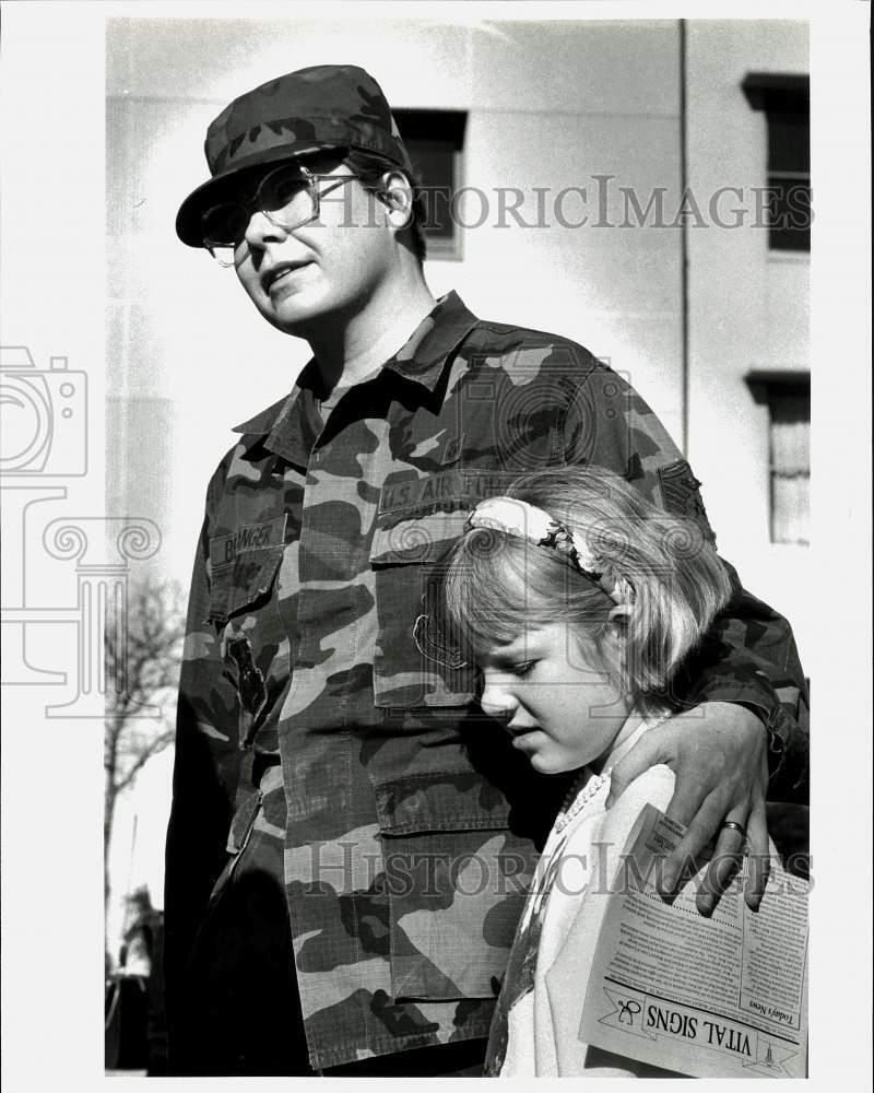 1991 Press Photo 1st Sgt. Darlene Belanger & daughter Amanda at Wilford Hall, TX