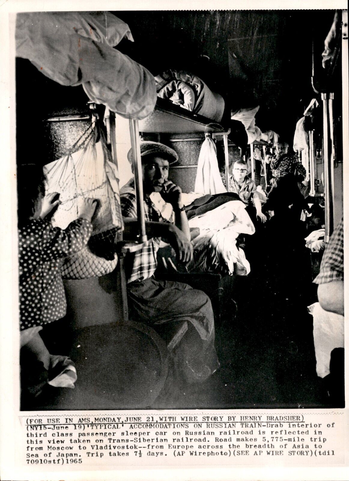 LD247 1965 AP Wire Photo TYPICAL ACCOMODATIONS RUSSIAN TRAIN DRAB TRANS-SIBERIAN