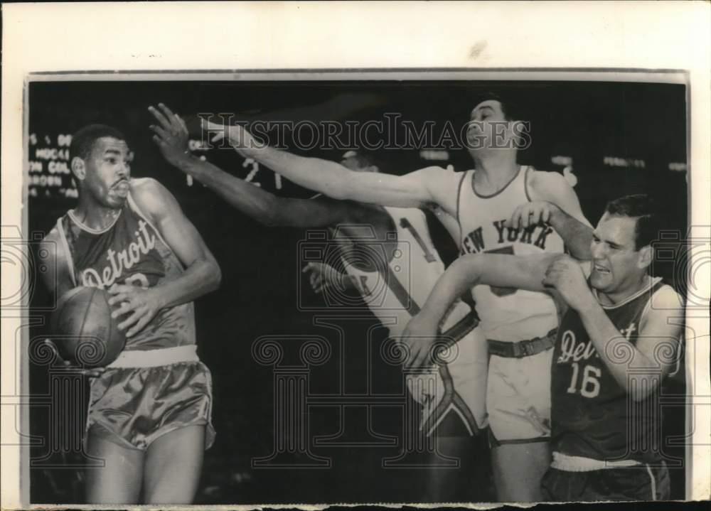 1963 Press Photo Knickerbockers' Basketball Team versus Detroit's Piston
