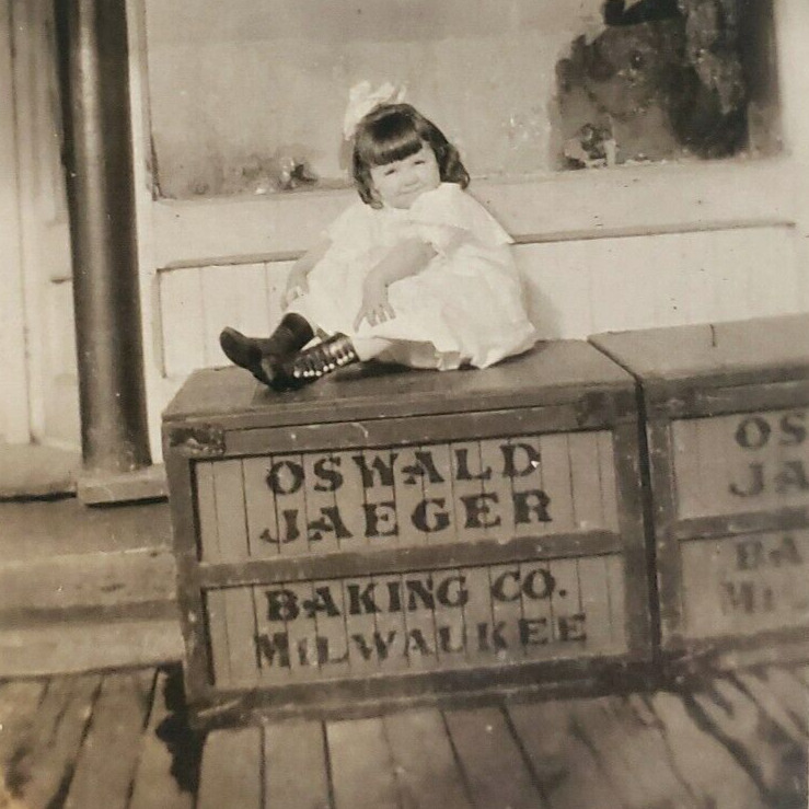 Snapshot Milwaukee Bakery Crate Girl c1910 Photo Oswald Jaeger Baking Child B986