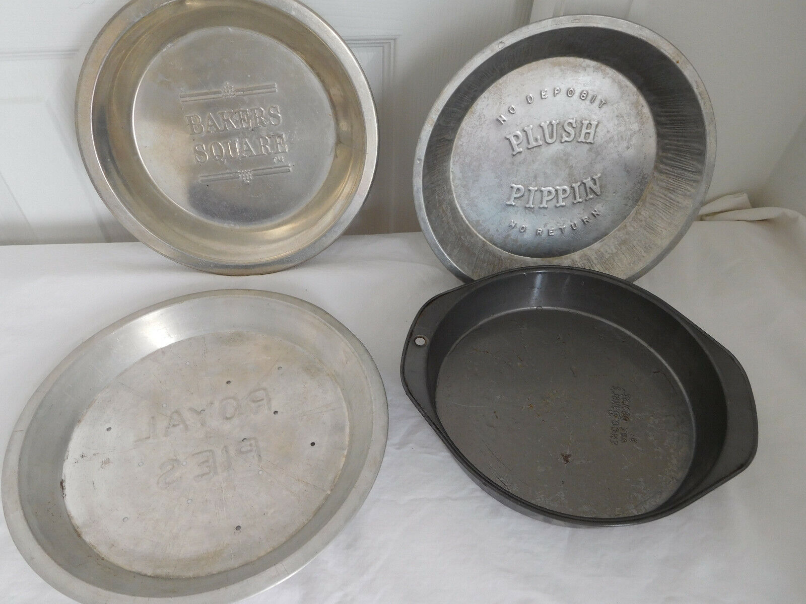 4 assorted vintage PIE PANS aluminum Plush Pippin Royal Bakers square Ekco lot
