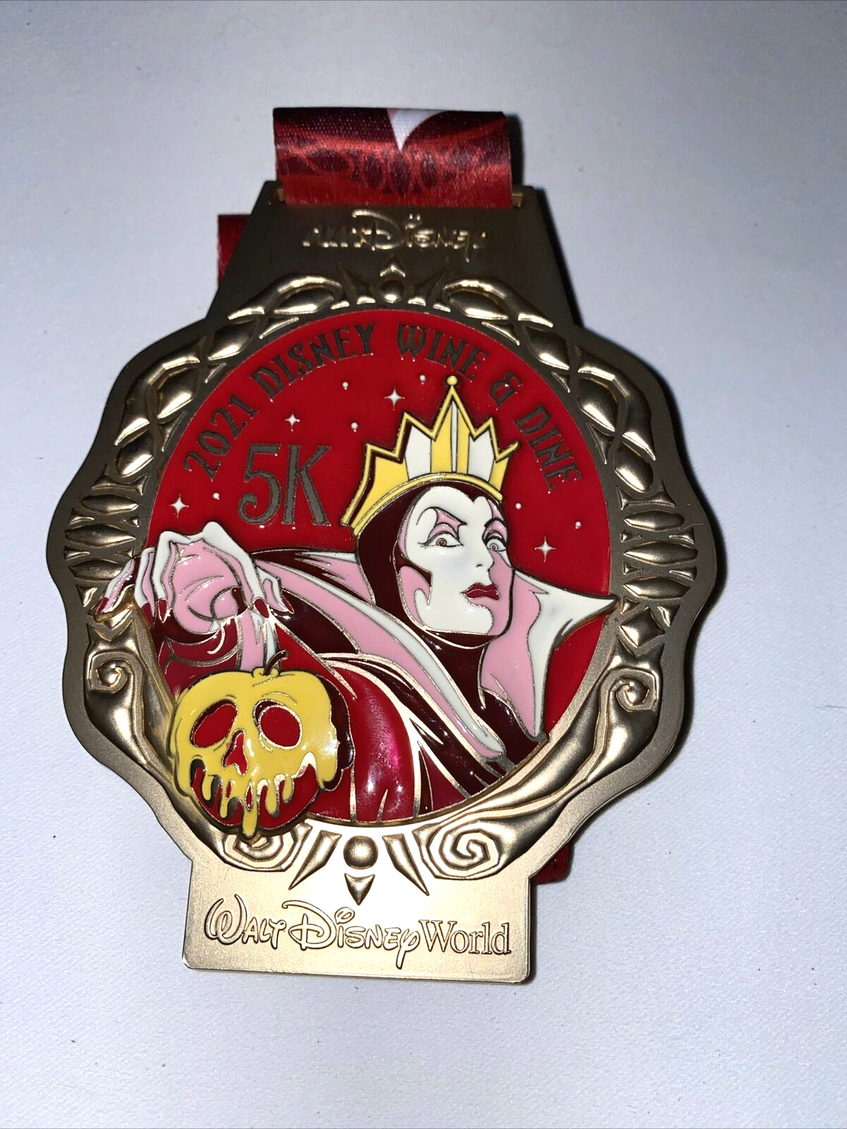 2021 RunDisney Wine and Dine 5k Evil Queen Medal WDW Snow White Apple