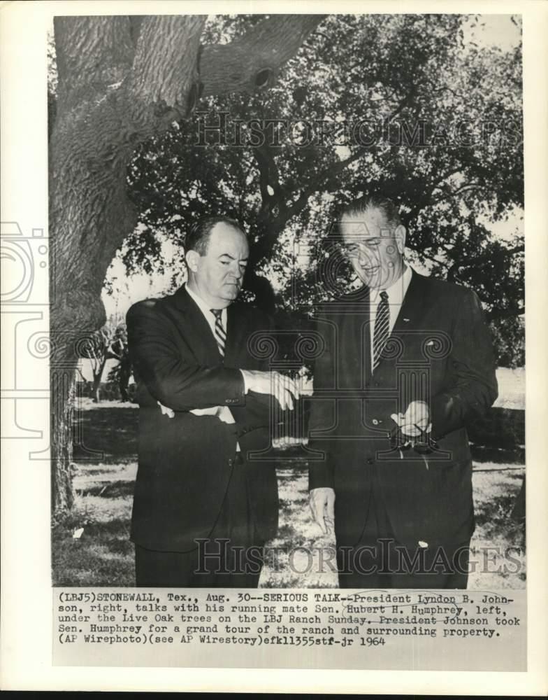 1964 Press Photo President Johnson and Hubert Humphrey talk at the LBJ Ranch