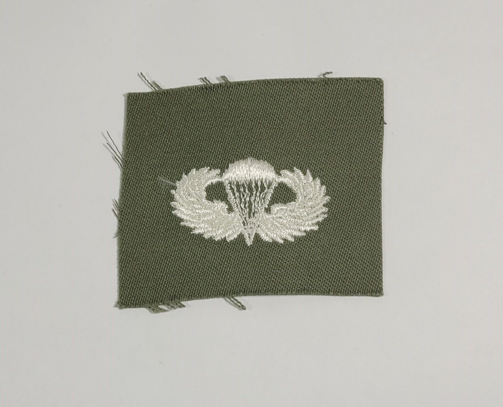 US ARMY WHITE PARATROOPER WINGS AIRBORNE TAB VIETNAM/COLD WAR ERA PATCH