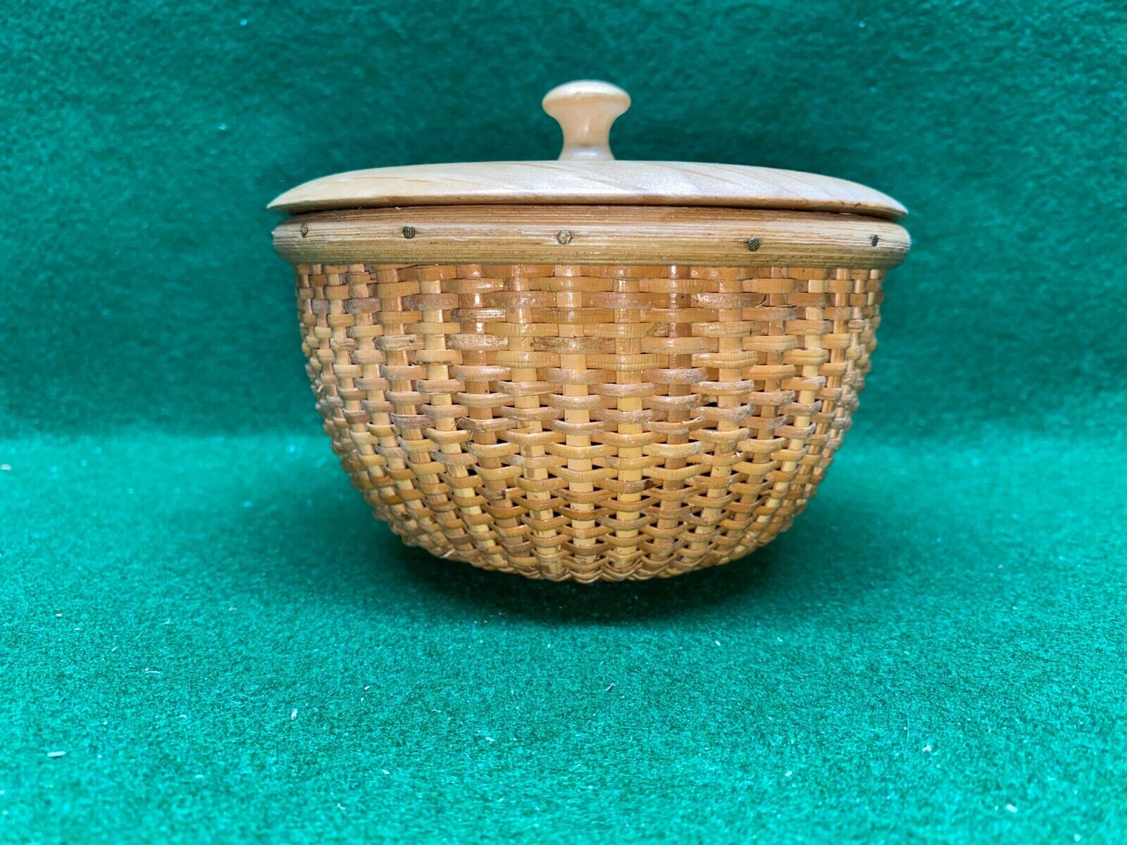 Vintage Nantucket Basket With Wood Top Lid.