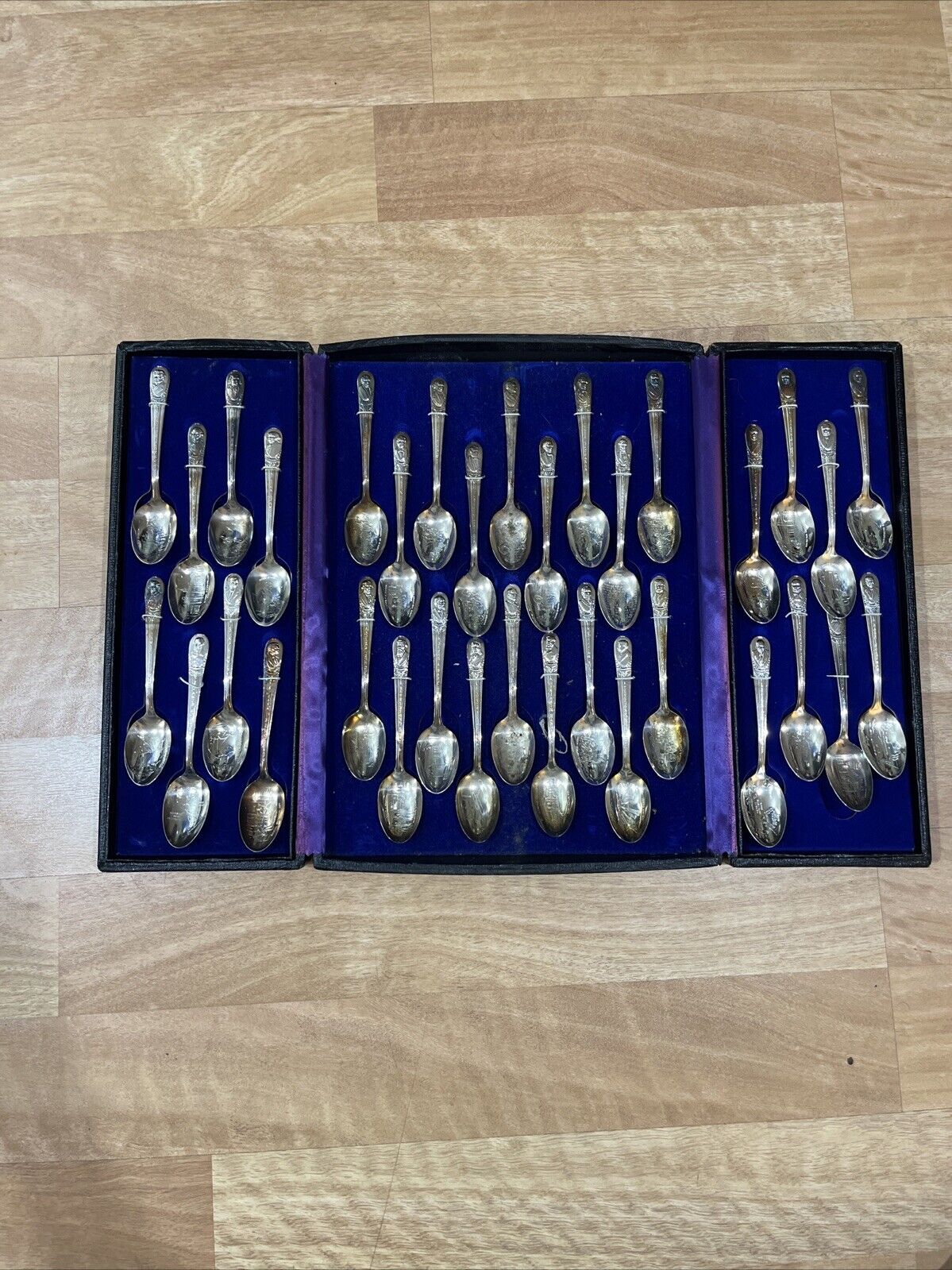 VTG PresidentIal Commemorative Spoon Collection in Case - 34 Spoons, Wm. Rogers