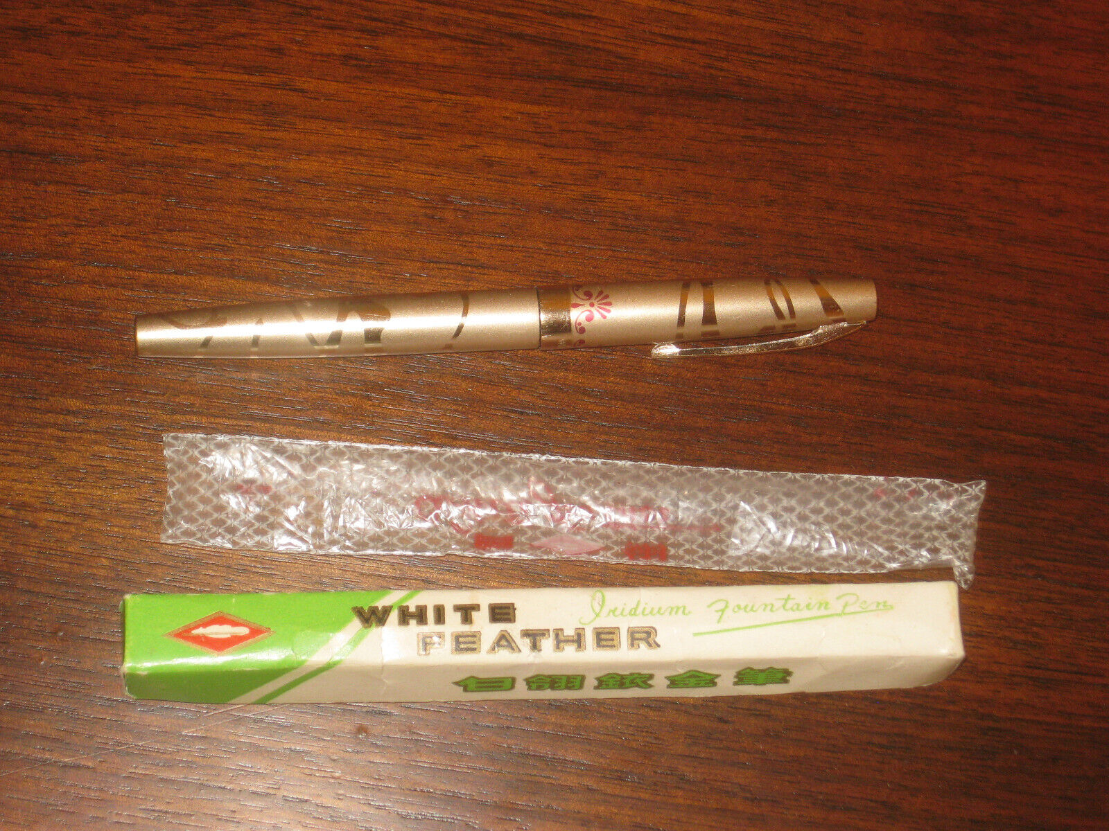 NOS Vintage White Feather  Fountain Pen China 80s New W/ Box