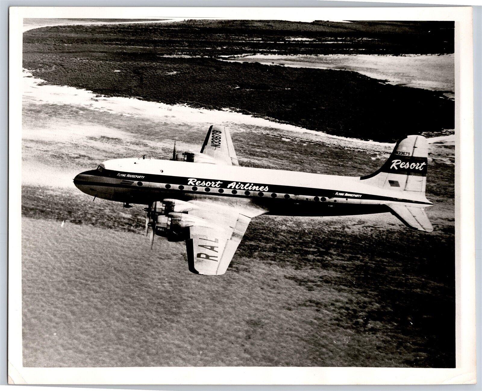 Airplane Resort Airlines Douglas DC-4 N33679 In Flight B&W 8x10 Photo B2