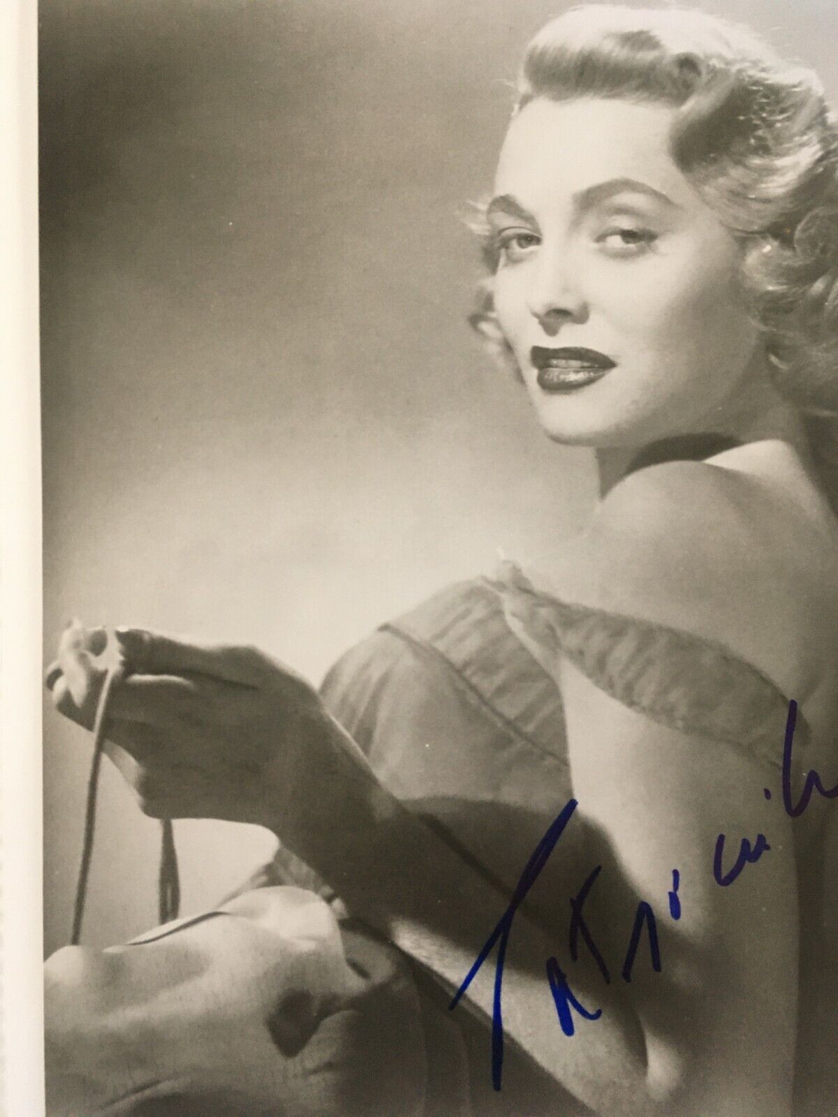 Patricia Neal gorgeous signed 8x10 glossy photo