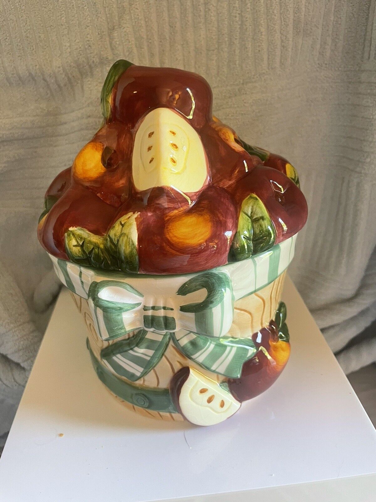 Vintage Retro 1999 Young’s Ceramic Cookie Jar  Apple & Wood Pattern W/Bow