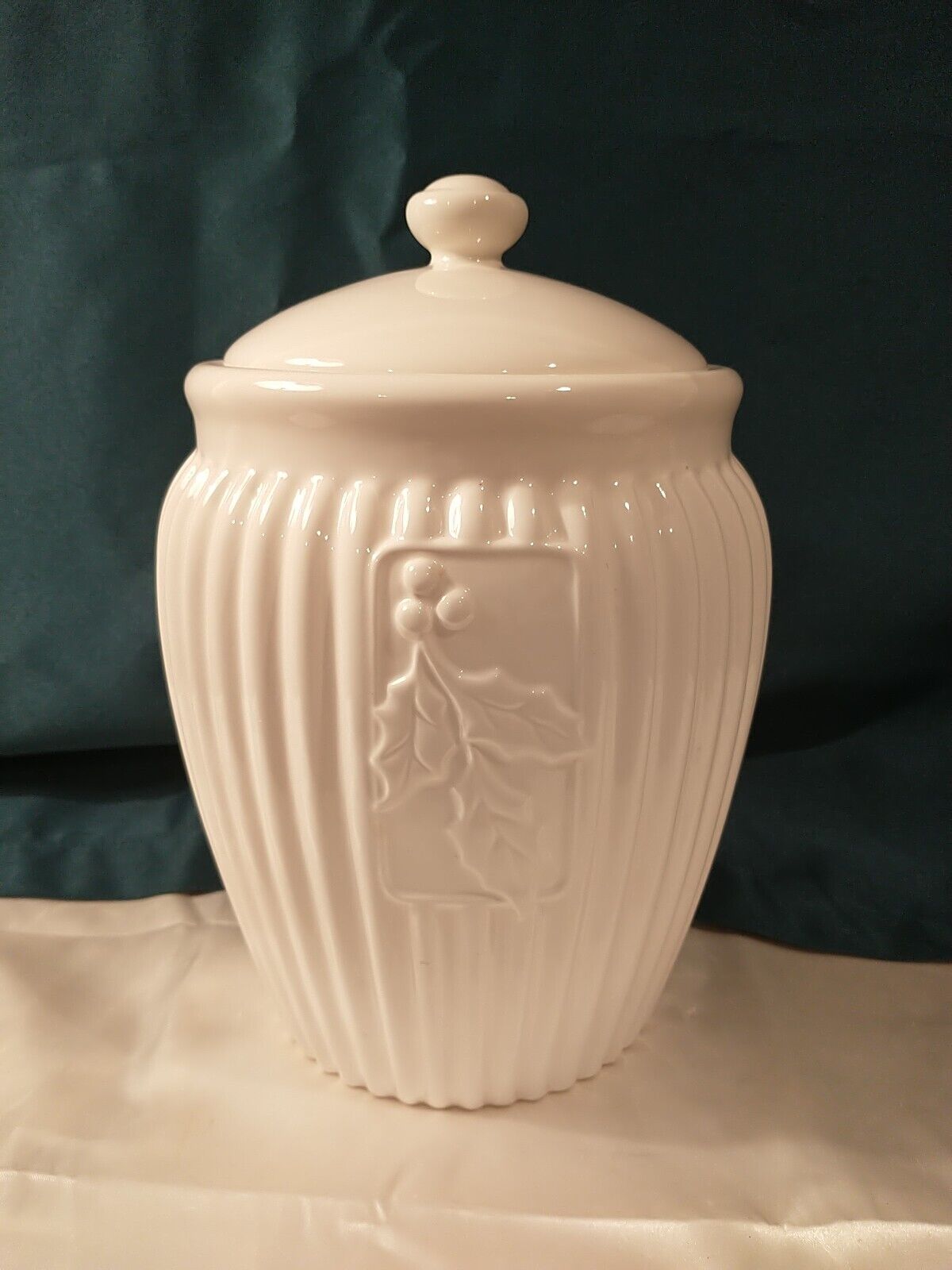 Cookie Jar Inspirado Seattle Stonelite White Fluted Holly & Berries Holiday 10\