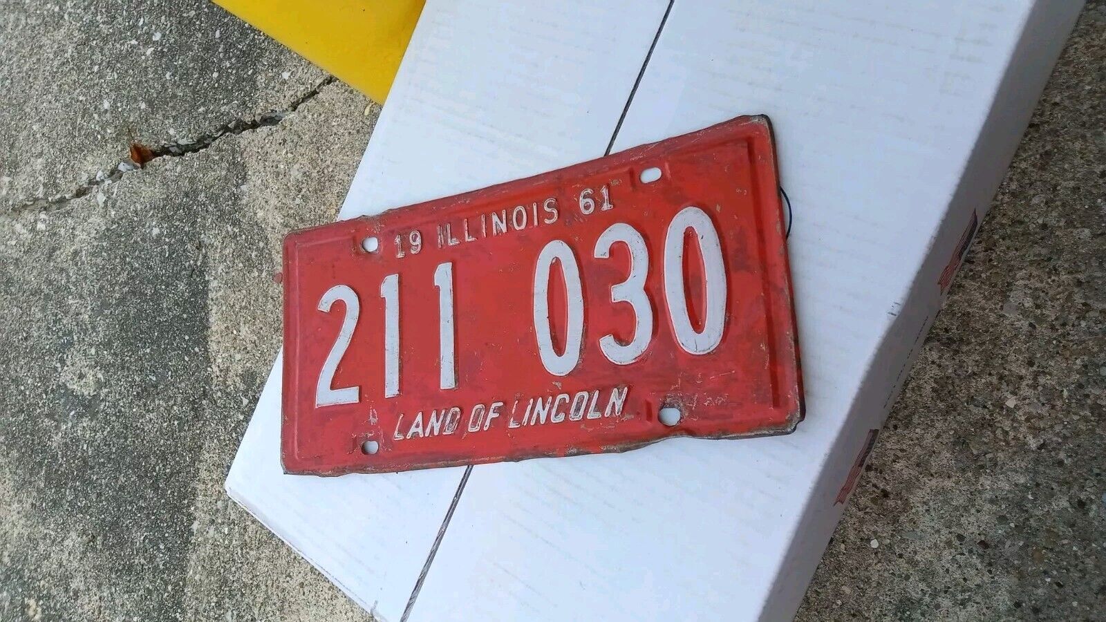 vintage 1961 Illinois land Lincoln license plate  nice red and white
