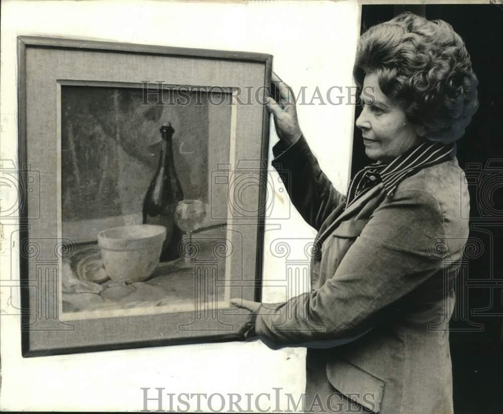 1977 Press Photo Mrs. Clyde Barthelemy with Henry Hensche Painting - noo31601