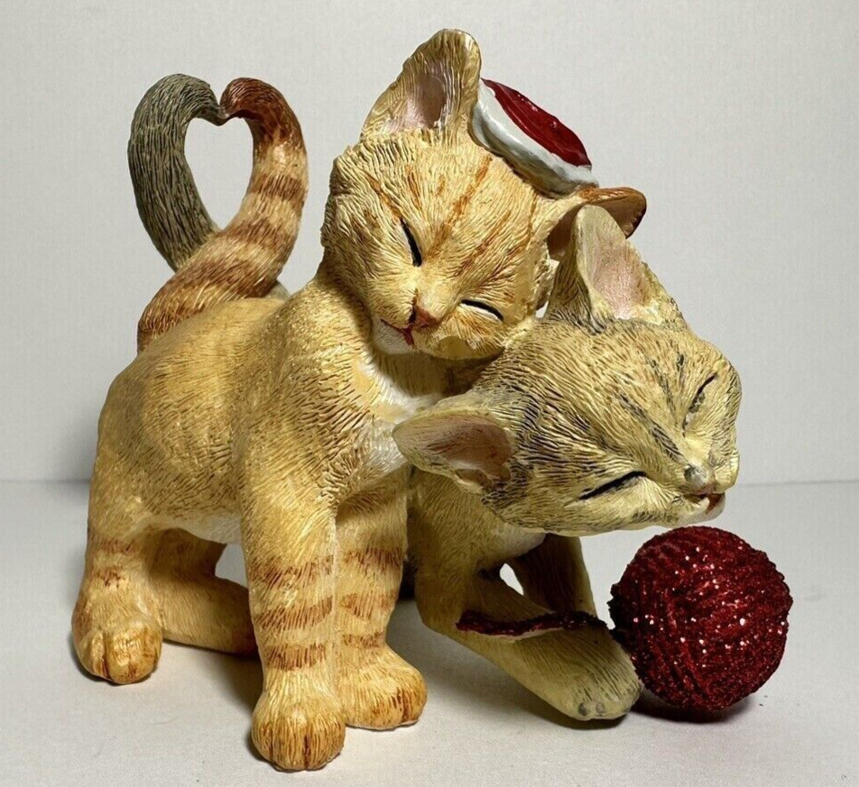 LENOX 2004 Lenox Christmas Cats Sweethearts Figurine
