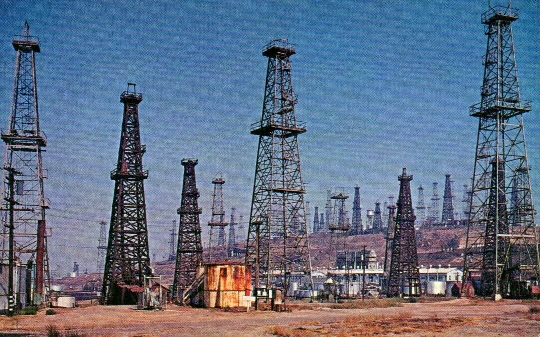 Postcard - Signal Hill Oil Field, Long Beach, California   2727
