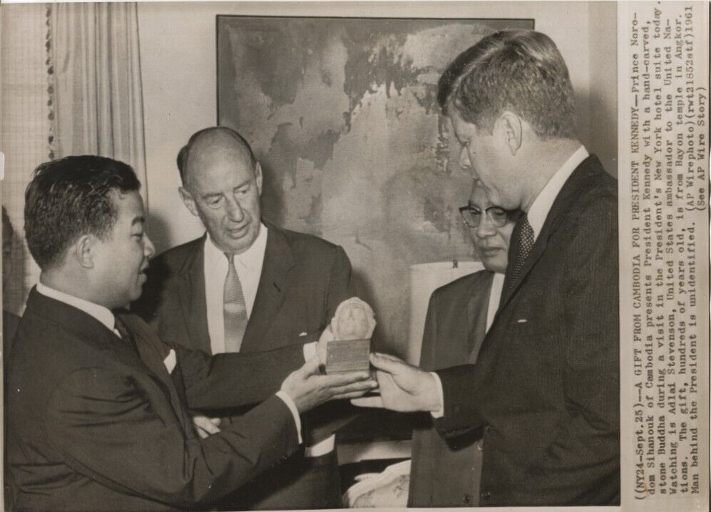 1961 Press Photo Prince Norodom Sihanouk Presenting Gift to President Kennedy