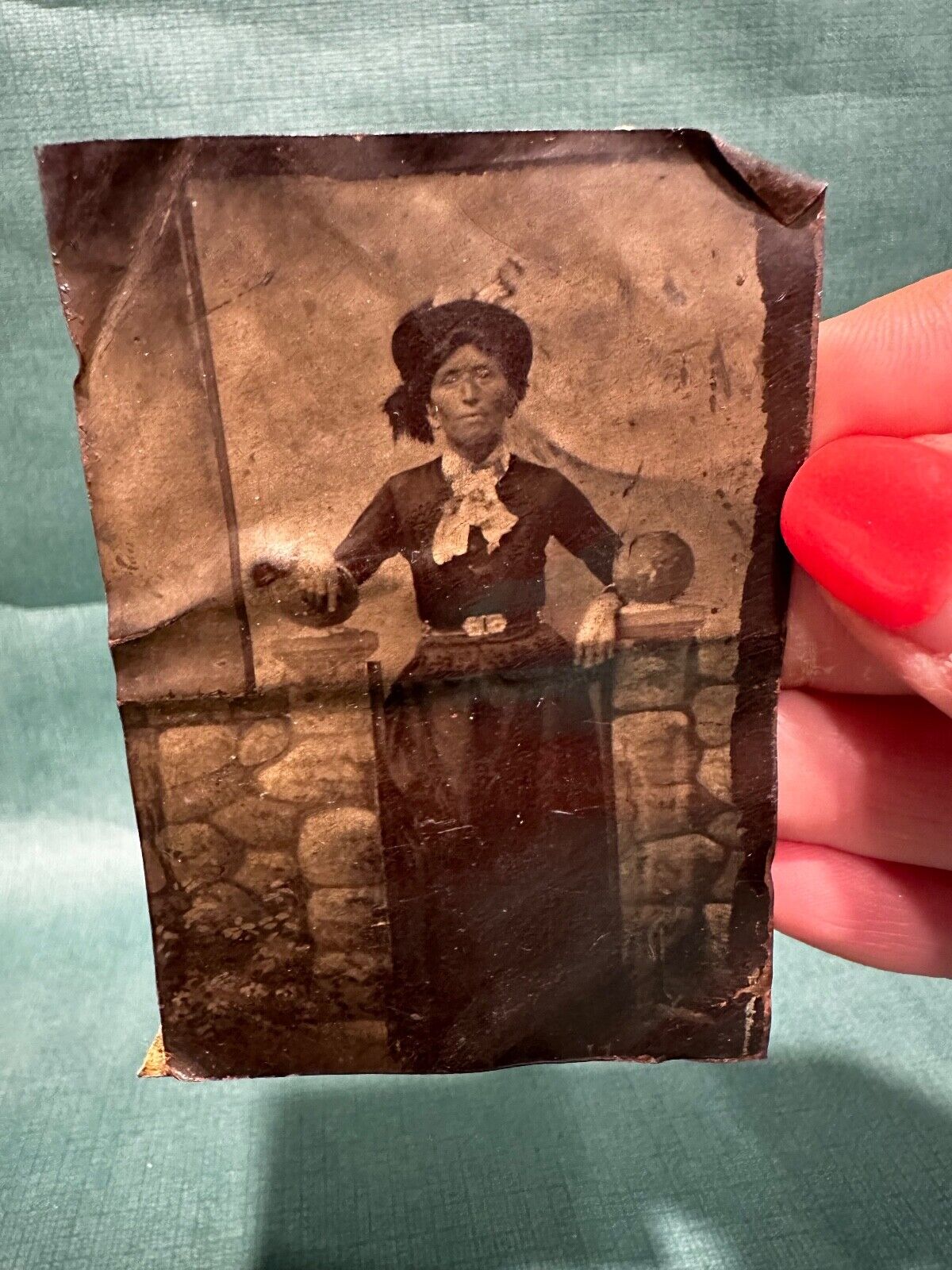 RARE 1800s TINTYPE REAL PHOTO of BEAUTIFUL WELL DRESSED AFRICAN AMERICAN WOMAN