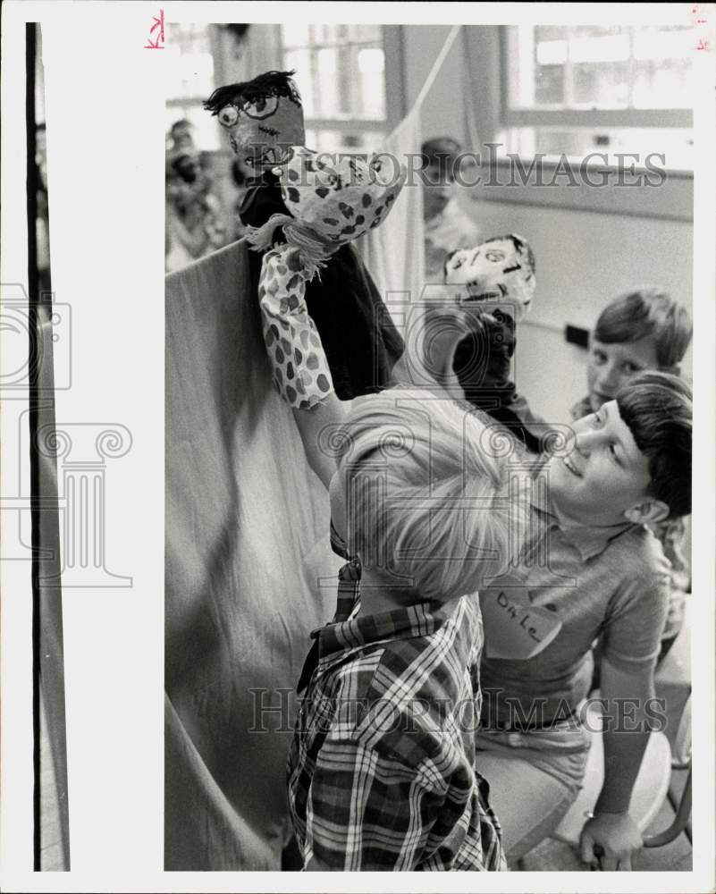 1969 Press Photo Oakhurst School students playing with their puppets - lra71109