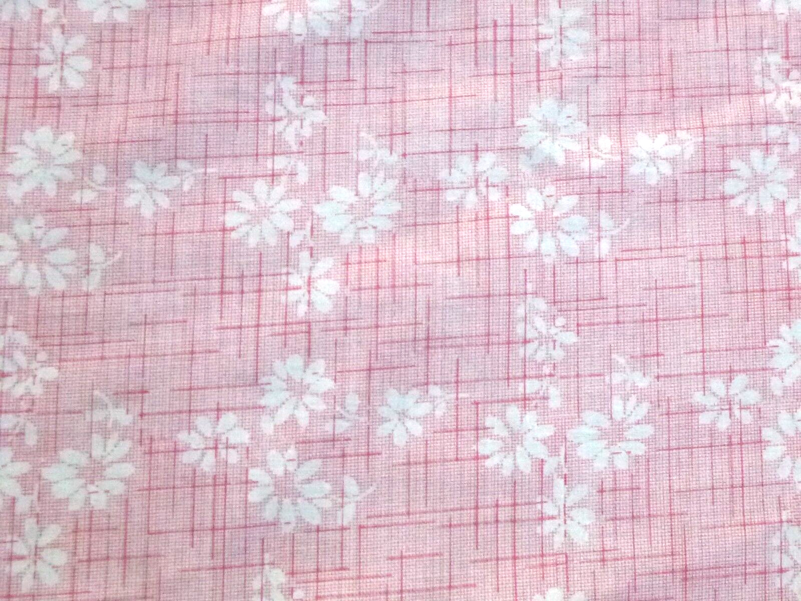 Vtg Lightweight Cotton Fabric White Daisies on Pink 35