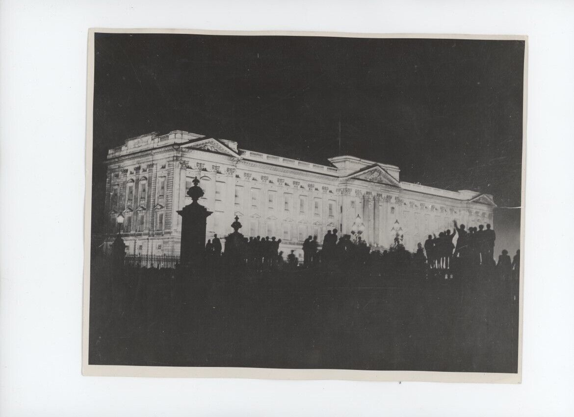Vintage 1945 WWII NT Photo VE Day London Flood Lit Buckingham Palace At Night