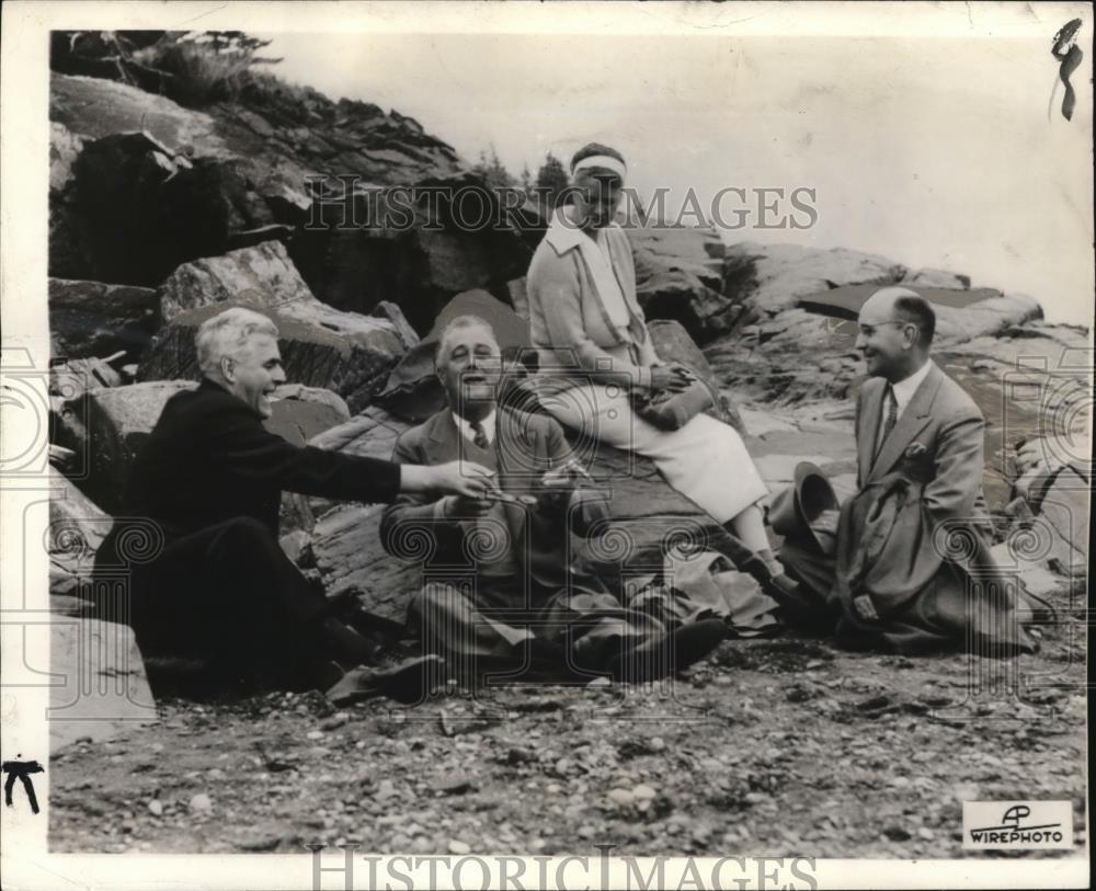 1930 Press Photo President Roosevelt seems to be enjoying himself at a picnic of