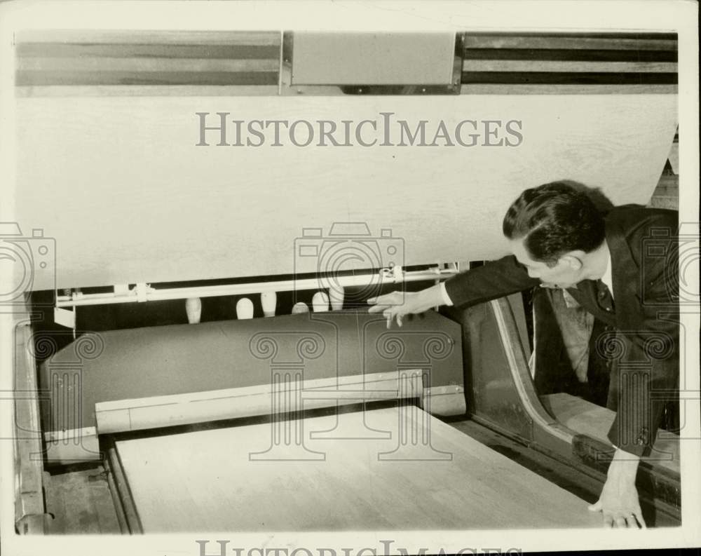 1941 Press Photo Inventor D.W. Davis and his automatic pin setter in Minneapolis