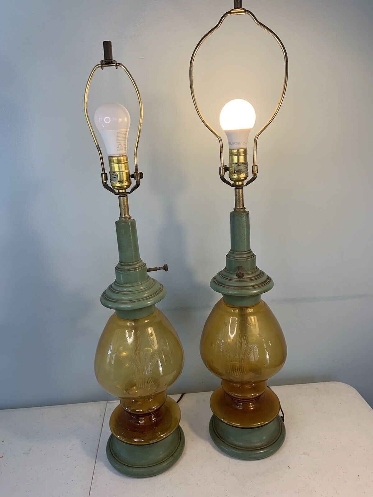 Vintage Amber Glass Wheat Etched Table Lamp Tole Farmhouse Primitive READ