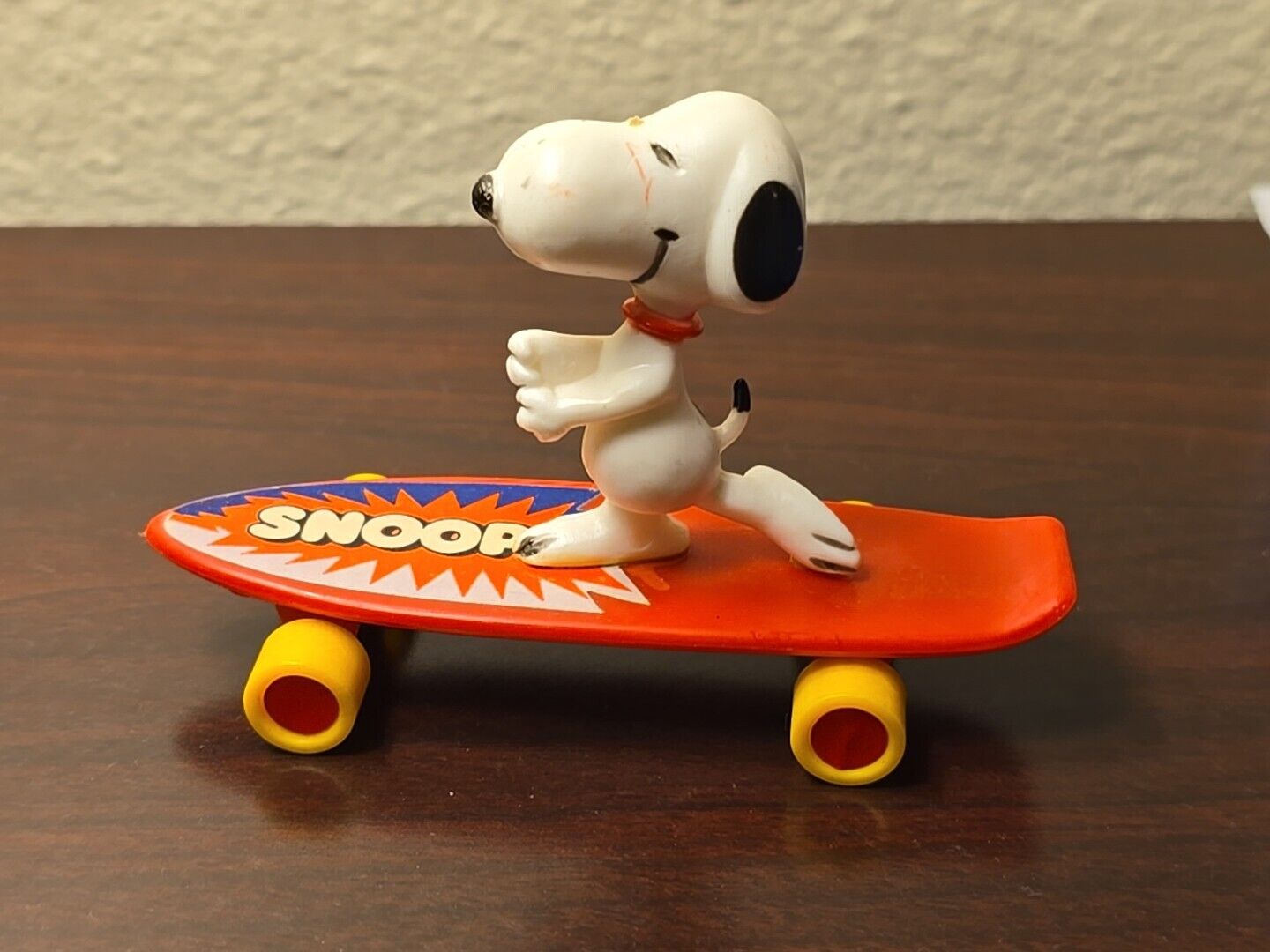 VINTAGE SNOOPY ON SKATEBOARD 1958 1966 TOY United Feature Syndicate Collectors 