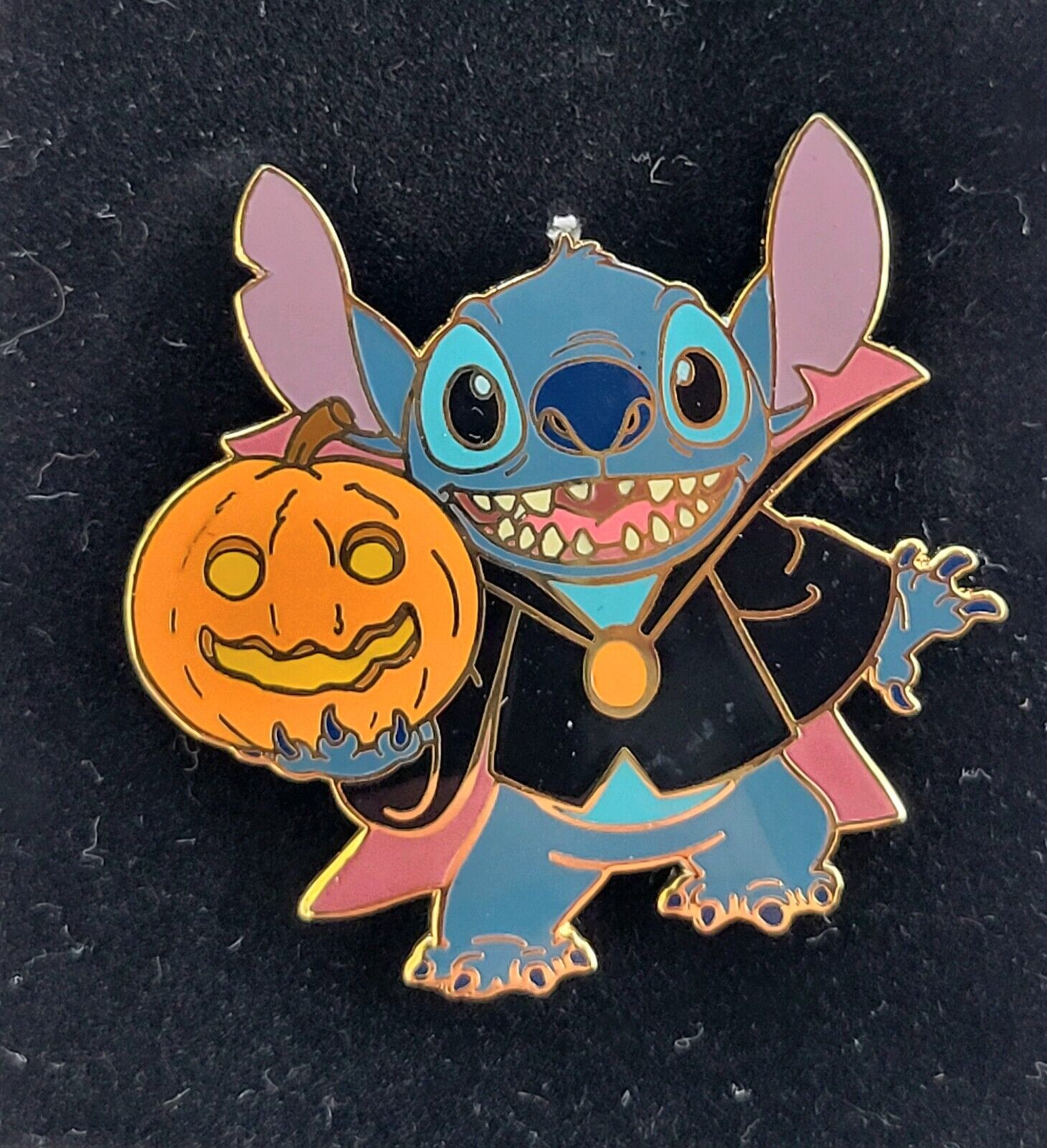 2003 Stitch Dressed as Dracula Vampire holding up a Pumpkin Halloween Pin New