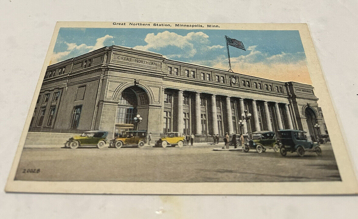 Postcard Great Northern Station, Minneapolis, MN c1920s-30s Cars Outside 
