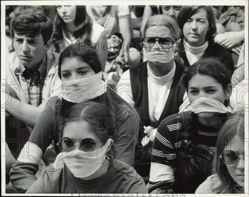 1970 Press Photo Pollution protesters wear masks at Sacramento, California rally