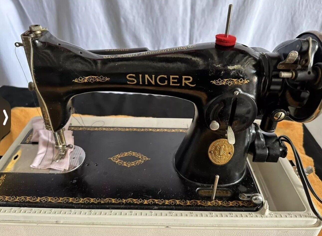 Vintage 1939 SINGER SEWING MACH w/ Carrying Case, Works, Excellent Condition