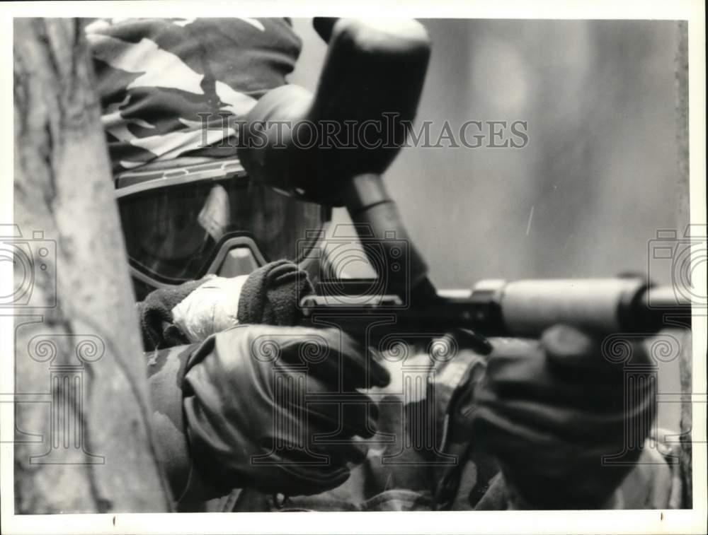 1990 Press Photo Dave Keys Aims Weapon at Splatball Game in Weedsport